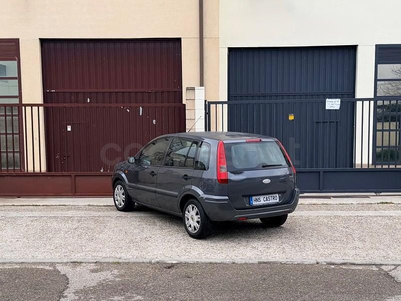 Usado Ford Fusion 68 CV (50 kW) 2004 Gris / plata Utilitario