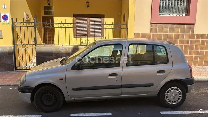 Usado Renault Clio II 60 CV (44 kW) 1998 Gris / plata Berlina
