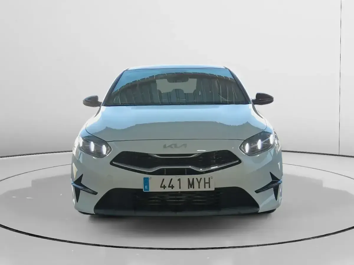 Usado Kia Ceed Style 101 CV (74 kW) 2025 Blanco Utilitario