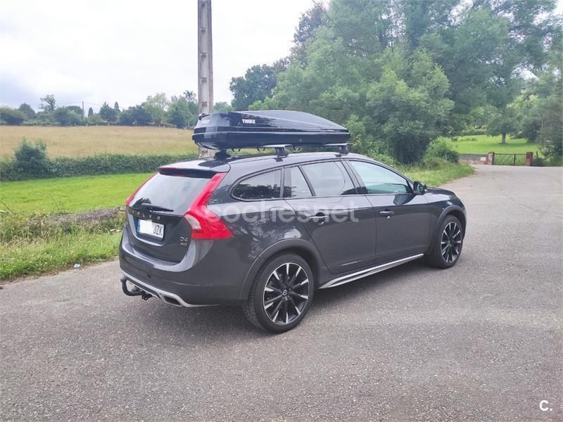 Gris / plata Usado 2017 Volvo V60 CC Summum Familiar | 19.500 € (Precio justo) - Imagen 1/4