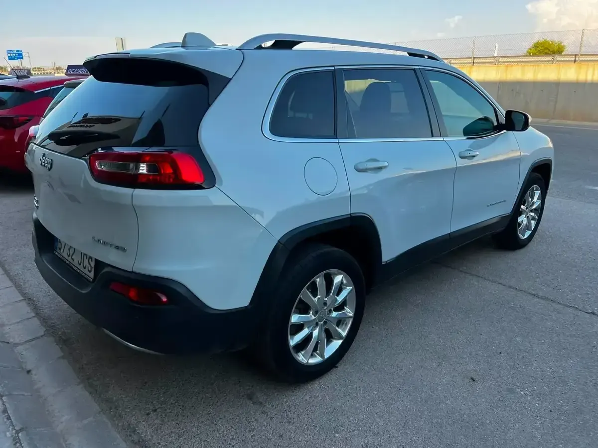 Usado Jeep Cherokee Longitude 140 CV (102 kW) 2015 Blanco SUV