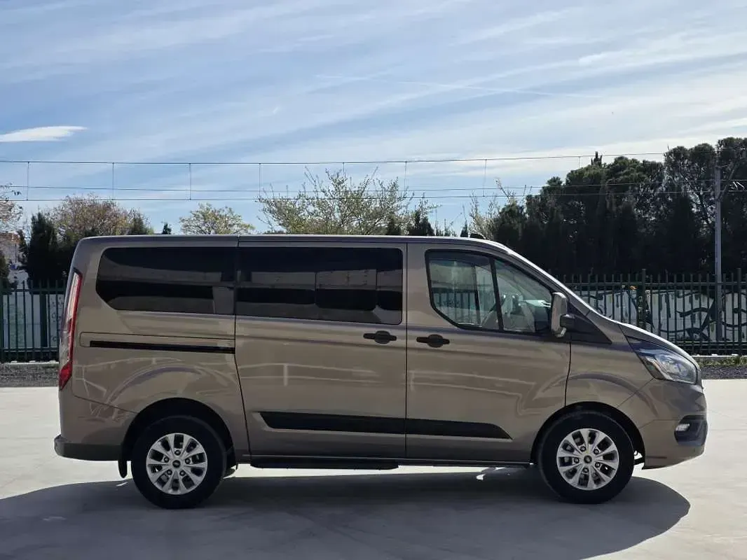 Usado Ford Tourneo Trend 131 CV (96 kW) 2019 Gris Monovolumen