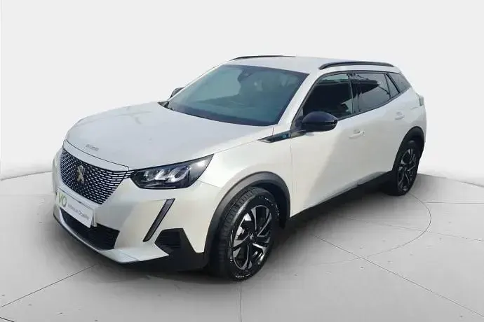 Usado Peugeot e-2008 Allure 100 kW (136 CV) 2023 Plateado SUV