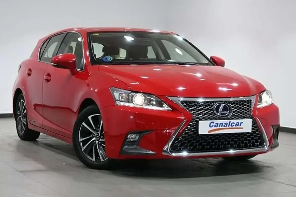 Usado Lexus CT200h Business Edition 82 CV (60 kW) 2018 Rojo Berlina