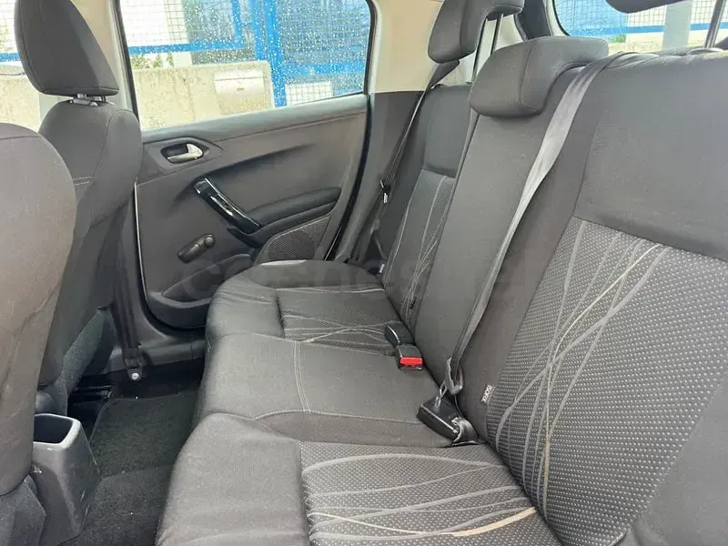 Usado Peugeot 208 Active 92 CV (67 kW) 2014 Gris / plata Utilitario