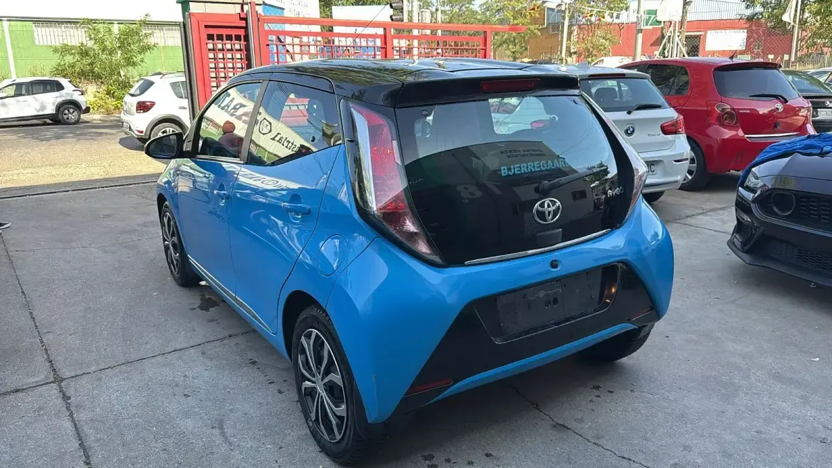 Usado Toyota Aygo 70 CV (51 kW) 2016 Azul Utilitario