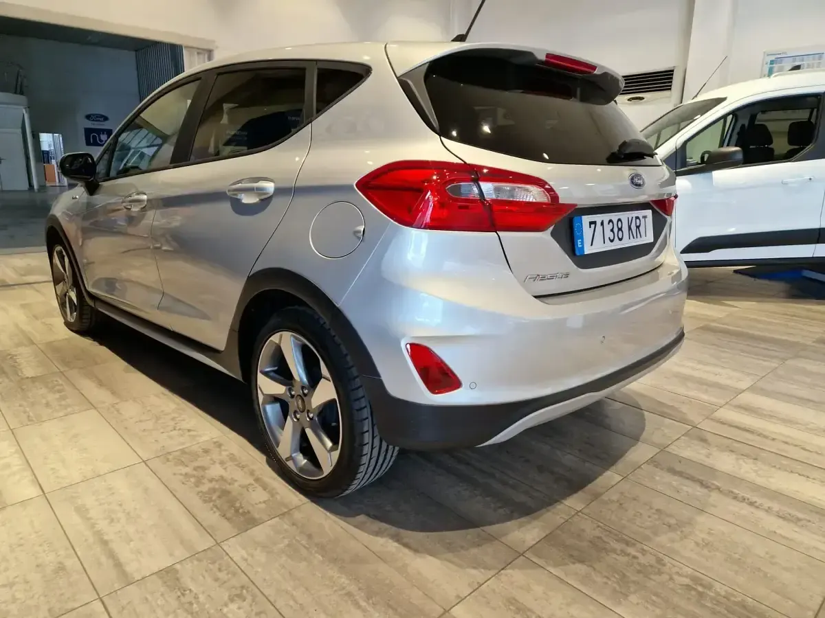 Usado Ford Fiesta Active 125 CV (91 kW) 2018 Gris Utilitario