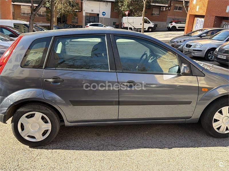 Usado Ford Fiesta Ambiente 68 CV (50 kW) 2007 Gris / plata Utilitario