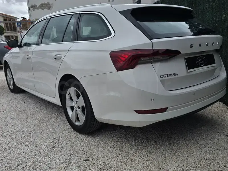Usado Skoda Octavia Ambition 115 CV (84 kW) 2022 Blanco Familiar
