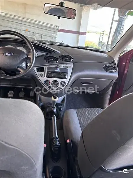 Usado Ford Focus Trend 100 CV (73 kW) 2003 Granate Berlina