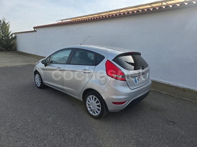 Usado Ford Fiesta Trend 68 CV (50 kW) 2010 Gris / plata Utilitario