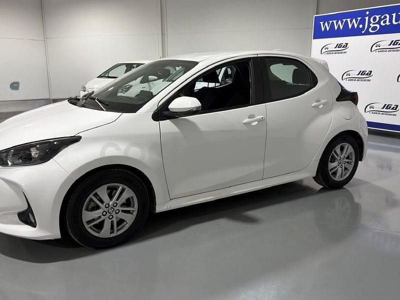 Usado Toyota Yaris Hybrid Business Edition 116 CV (85 kW) 2022 Blanco Berlina