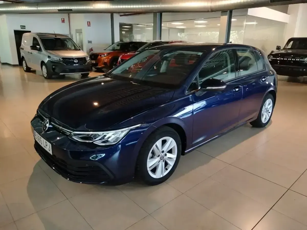Usado VW Golf VIII Life 110 CV (80 kW) 2021 Azul Berlina