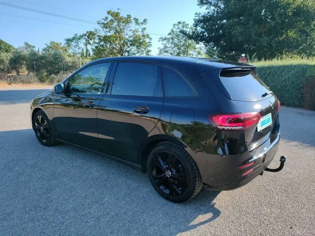 Usado Mercedes B180 116 CV (85 kW) 2020 Negro Utilitario