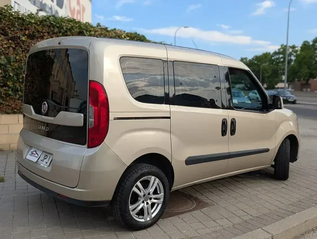 Usado Fiat Doblò Easy 95 CV (69 kW) 2016 Marrón Monovolumen