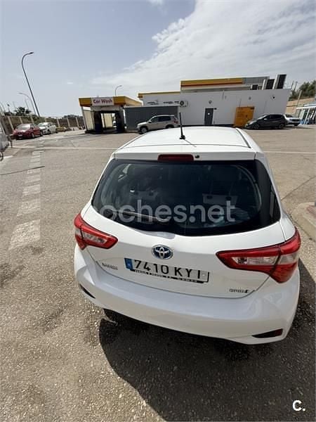 Używany Toyota Yaris Hybrid Active 100 KM (73 kW) 2019 Biały Sedan/Limuzyna
