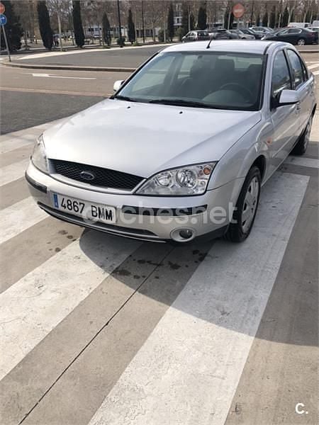 Usado Ford Mondeo Trend 125 CV (91 kW) 2001 Gris / plata Berlina