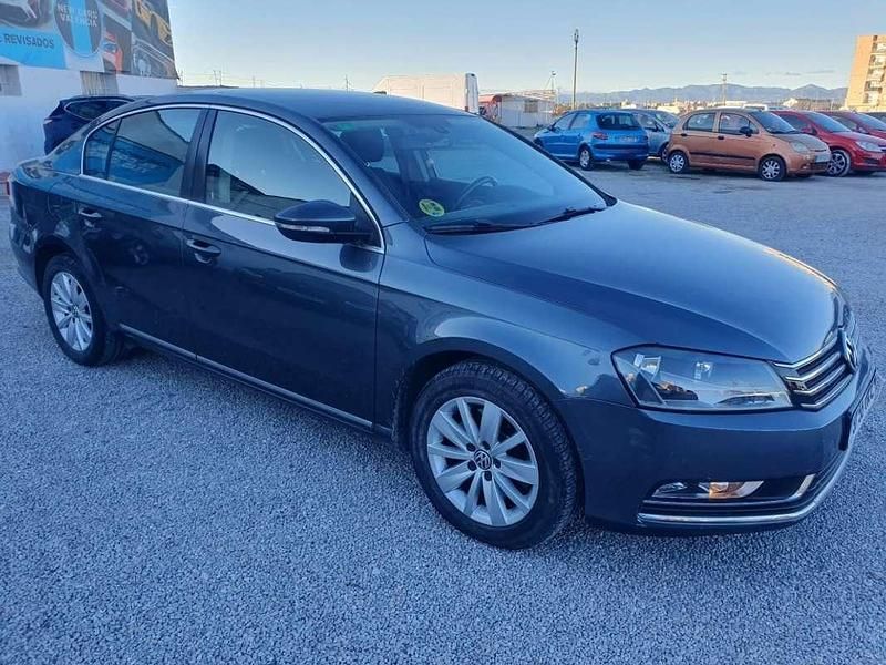 Usado VW Passat 105 CV (77 kW) 2011 Gris Berlina