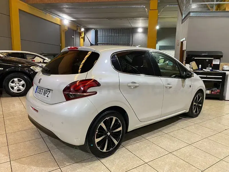 Usado Peugeot 208 110 CV (80 kW) 2019 Blanco Utilitario