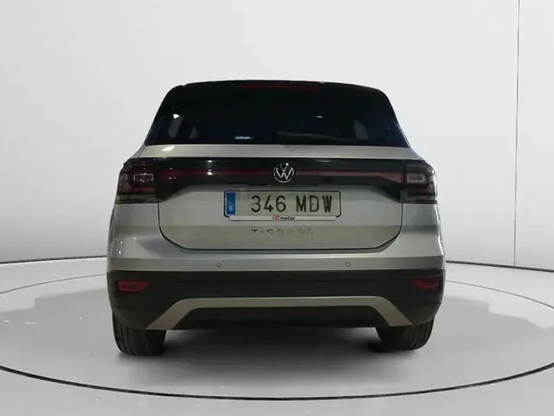 Usado VW T-Cross Advance 110 CV (80 kW) 2023 Gris / plata SUV
