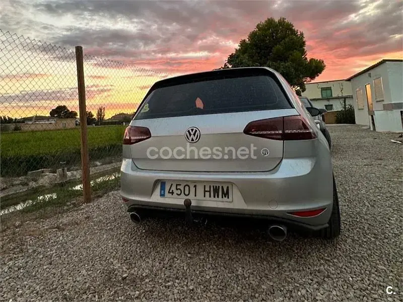 Usado VW Golf VII Advance 105 CV (77 kW) 2014 Gris / plata Berlina