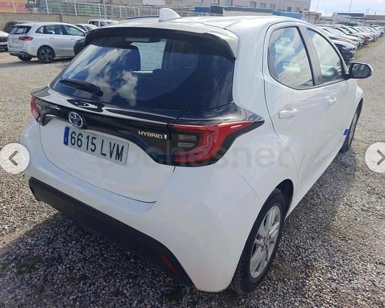 Usado Toyota Yaris Hybrid Active 116 CV (85 kW) 2022 Blanco Berlina