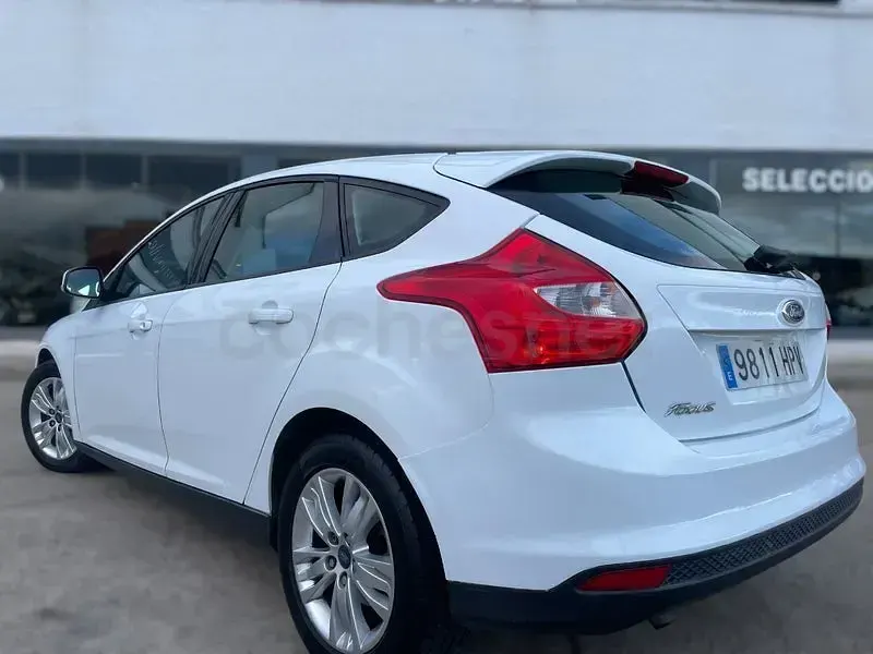 Używany Ford Focus Trend 115 KM (84 kW) 2014 Biały Sedan/Limuzyna