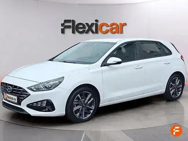 Usado Hyundai i30 110 CV (80 kW) 2021 Blanco Berlina