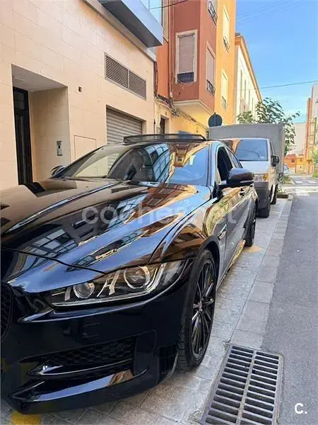 Usado Jaguar XE R-Sport 180 CV (132 kW) 2016 Negro Berlina