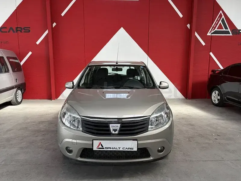 Usado Dacia Sandero Lauréate 85 CV (62 kW) 2010 Beige Berlina