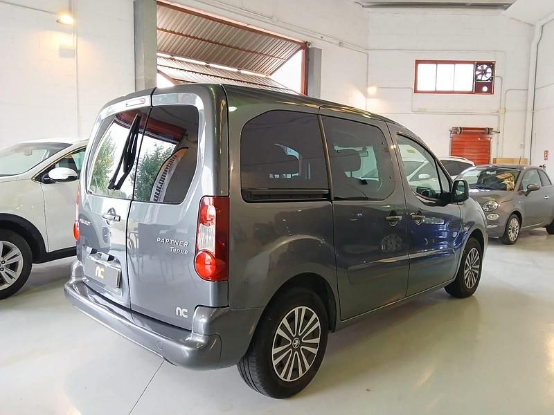 Usado Peugeot TePee 100 CV (73 kW) 2016 Gris Familiar