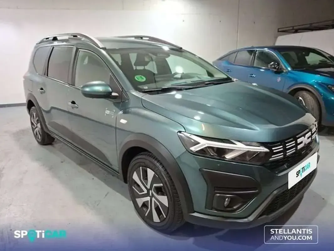 Usado Dacia Jogger Expression 110 CV (80 kW) 2025 Verde Monovolumen