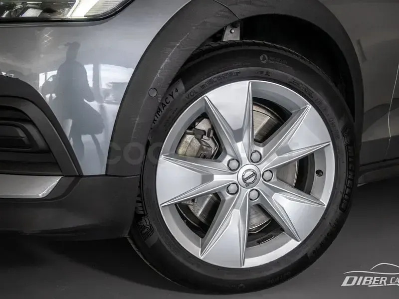 Usado Volvo V60 CC Pro 190 CV (139 kW) 2019 Gris / plata Familiar