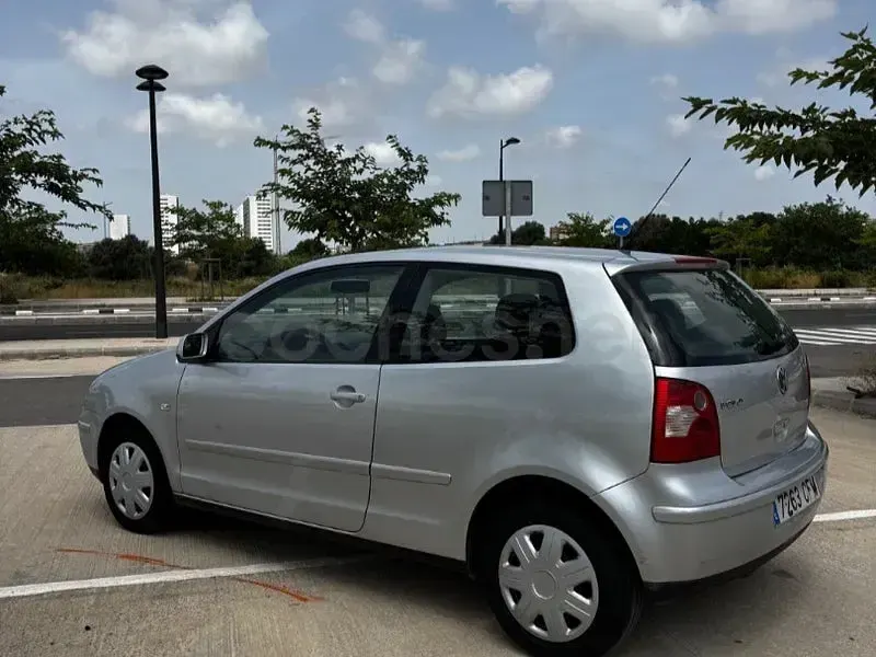 Usado VW Polo Match 75 CV (55 kW) 2003 Gris / plata Berlina