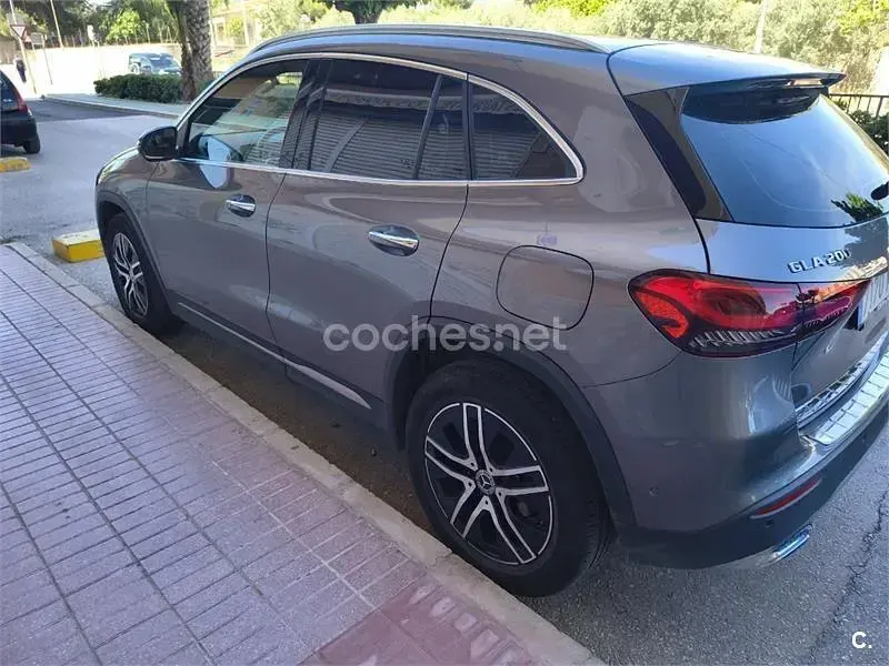 Usado Mercedes GLA200 163 CV (119 kW) 2023 Gris / plata SUV