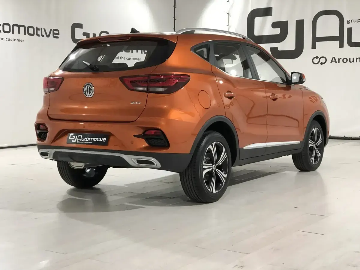 Usado MG ZS Comfort 106 CV (77 kW) 2023 Naranja Berlina