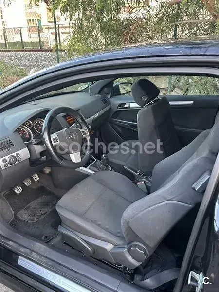 Usado Opel Astra GTC Sport 150 CV (110 kW) 2007 Negro Berlina