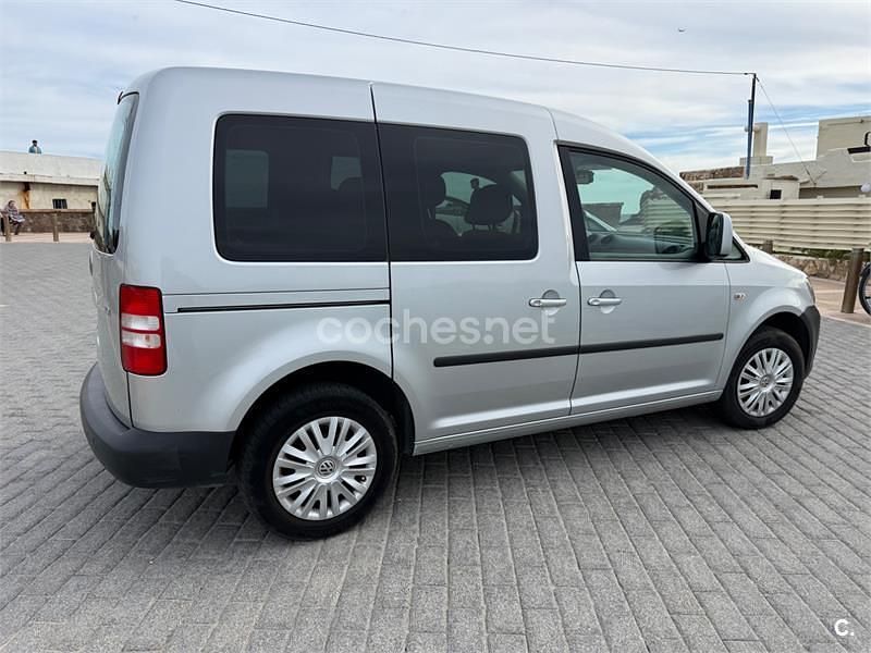 Usado VW Caddy Comfortline 102 CV (75 kW) 2014 Gris / plata Monovolumen