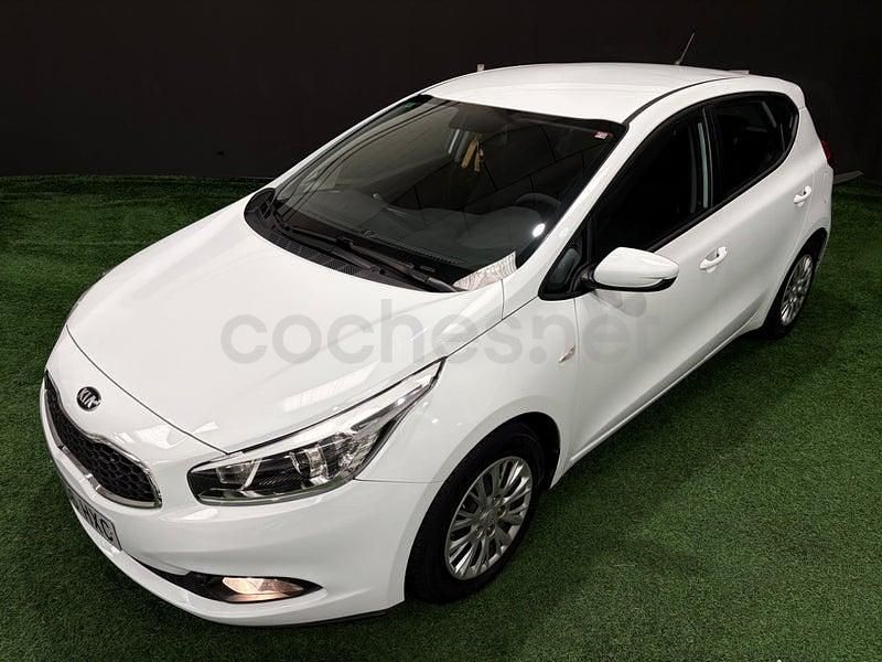 Usado Kia Ceed GT 90 HP (66 kW) 2014 Branco Sedan