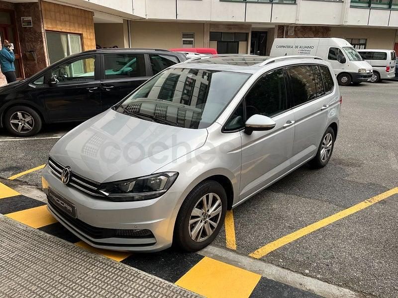 Usado VW Touran Advance 122 CV (89 kW) 2021 Gris / plata Monovolumen