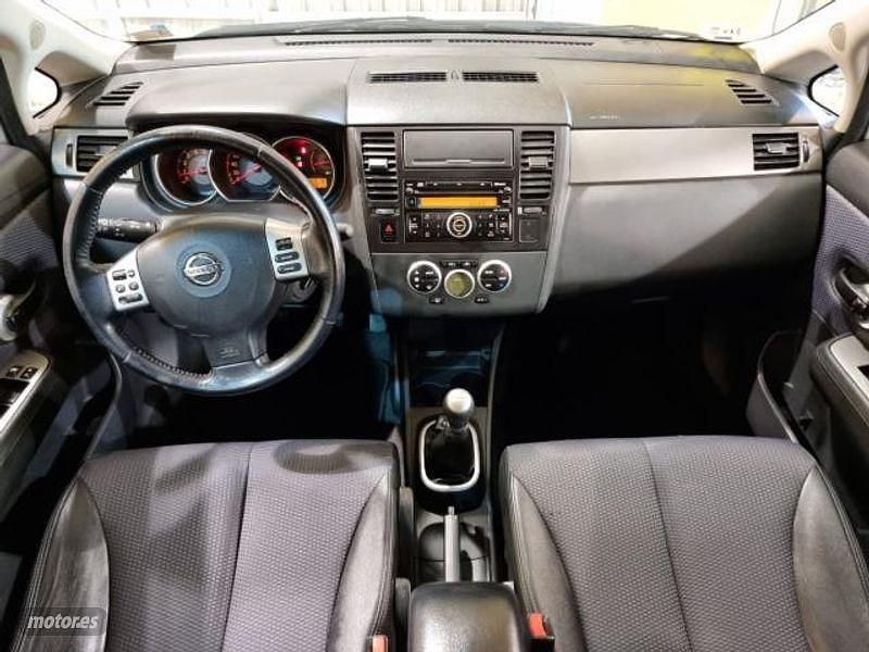 Usado Nissan Tiida Tekna 106 CV (77 kW) 2009 Plateado Berlina