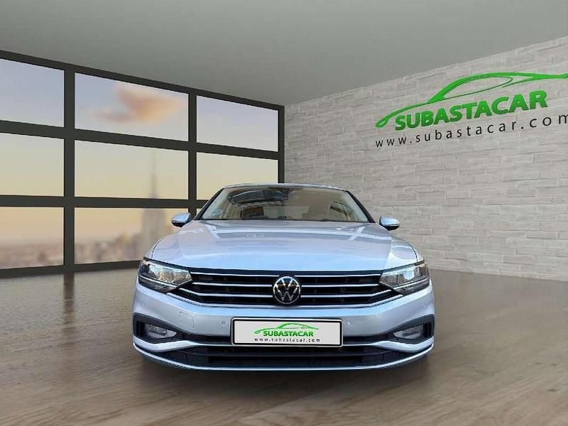 Usado VW Passat Business 150 CV (110 kW) 2021 Plateado Berlina