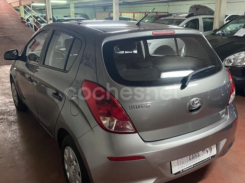 Usado Hyundai i20 75 CV (55 kW) 2013 Gris / plata Utilitario