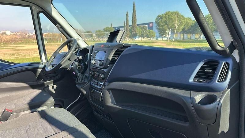 Usado Iveco Daily 180 CV (132 kW) 2018 Blanco Berlina