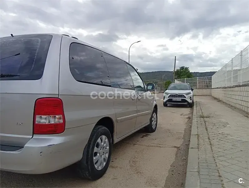 Usado Kia Carnival EX 144 CV (105 kW) 2005 Gris / plata Monovolumen