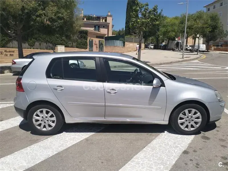 Usado VW Golf V Highline 140 CV (102 kW) 2007 Gris / plata Berlina