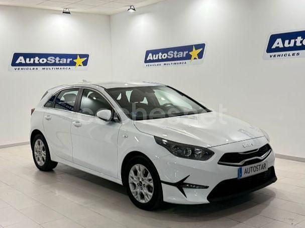 Blanco Usado 2023 Kia Ceed Berlina | 19.500 € (Un poco caro) - Imagen 1/4