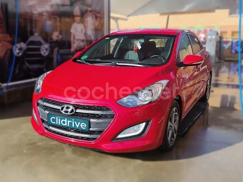 Usado Hyundai i30 110 CV (80 kW) 2015 Granate Berlina