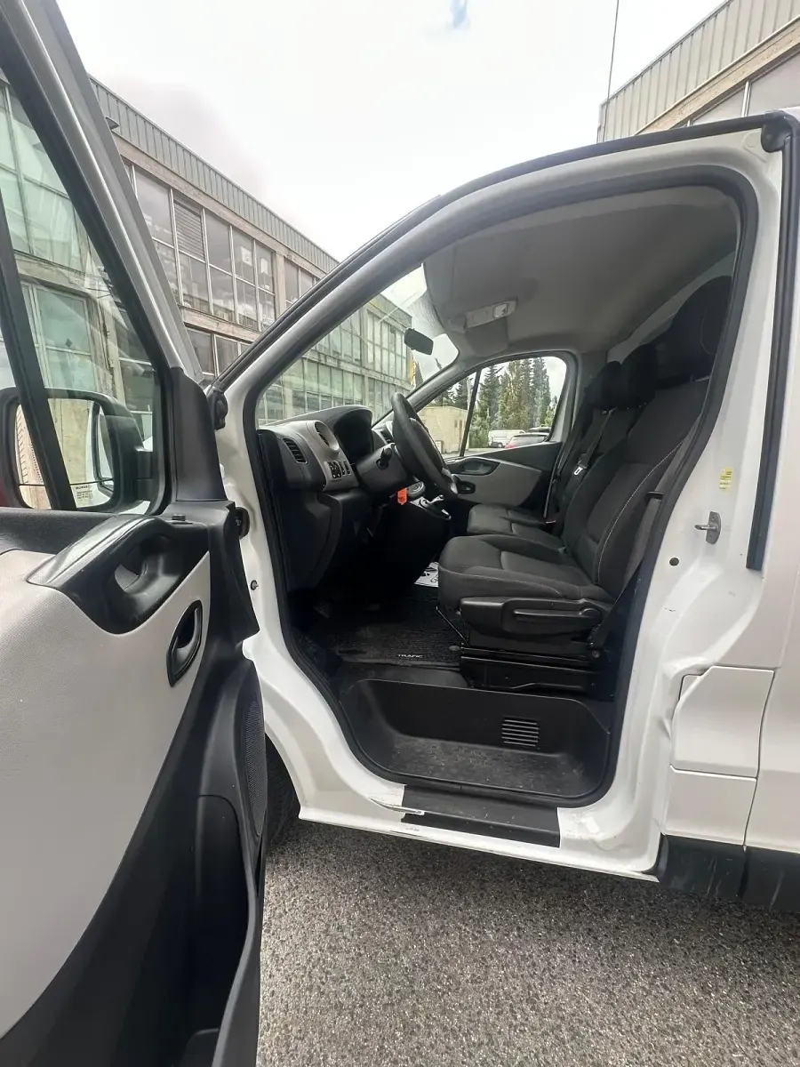 Usado Renault Trafic 120 CV (88 kW) 2017 Blanco Monovolumen