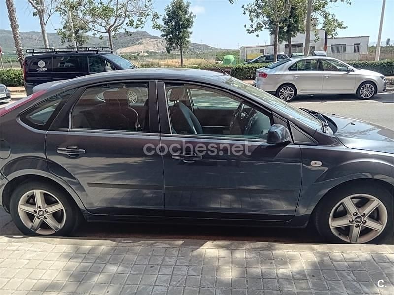 Gris / plata Usado 2006 Ford Focus Ghia Berlina | 3000 € (Precio justo) - Imagen 1/4